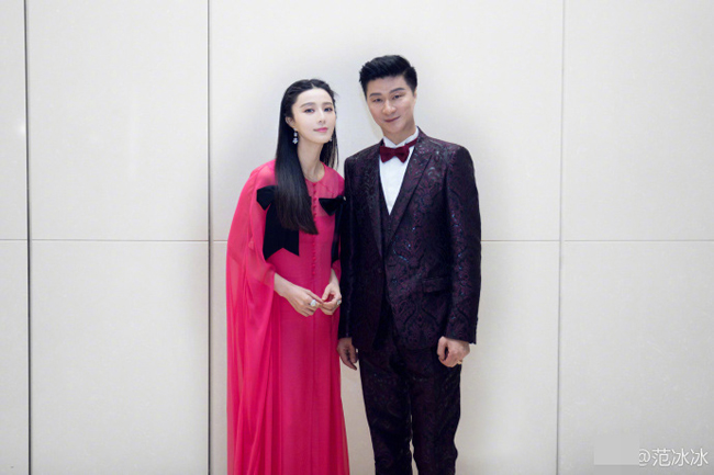 Fan tranh cãi vì gương mặt trẻ quên tuổi của bố Phạm Băng Băng