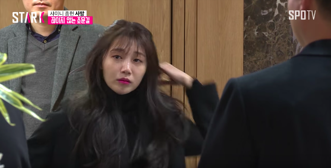 Bạn gái cũ nén đau đớn, lặng lẽ đến viếng Jonghyun (SHINee) vào tối muộn