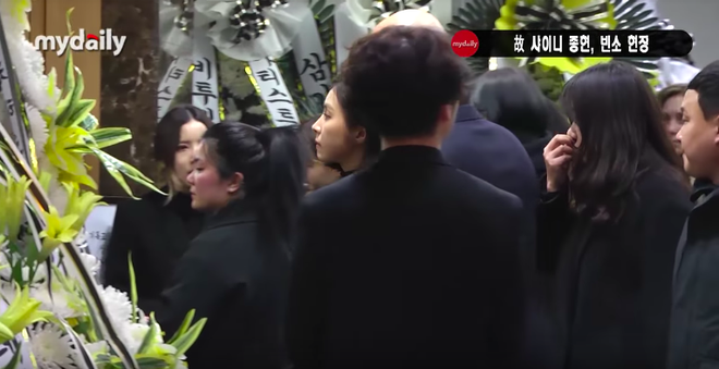 Bạn gái cũ nén đau đớn, lặng lẽ đến viếng Jonghyun (SHINee) vào tối muộn Bạn gái cũ nén đau đớn, lặng lẽ đến viếng Jonghyun (SHINee) vào tối muộn