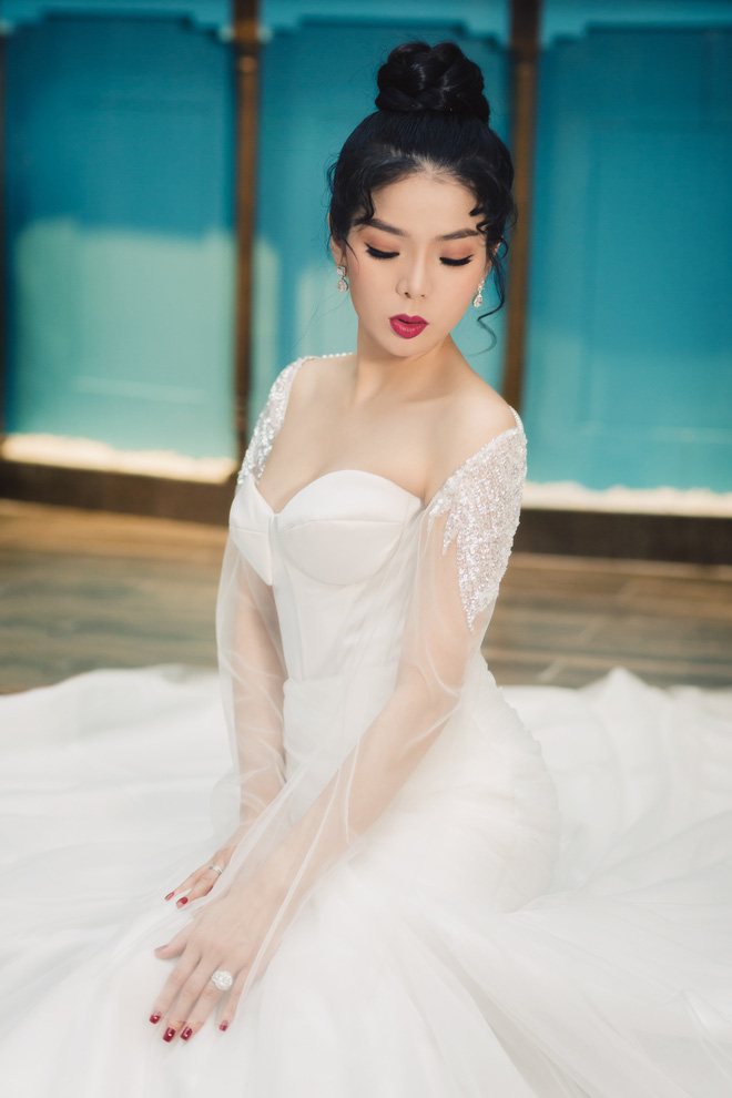 Ca sĩ Lệ Quyên xinh đẹp và sexy trong trang phục váy cưới