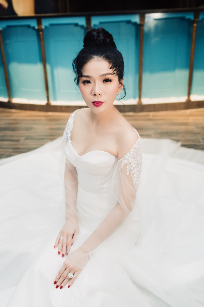 Ca sĩ Lệ Quyên xinh đẹp và sexy trong trang phục váy cưới
