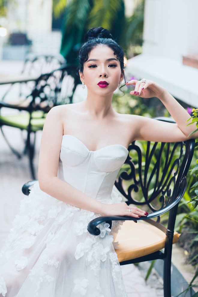Ca sĩ Lệ Quyên xinh đẹp và sexy trong trang phục váy cưới