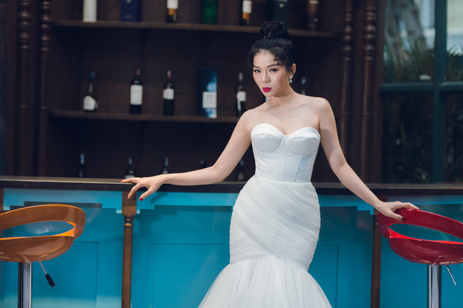 Ca sĩ Lệ Quyên xinh đẹp và sexy trong trang phục váy cưới