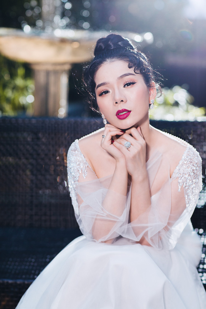 Ca sĩ Lệ Quyên xinh đẹp và sexy trong trang phục váy cưới