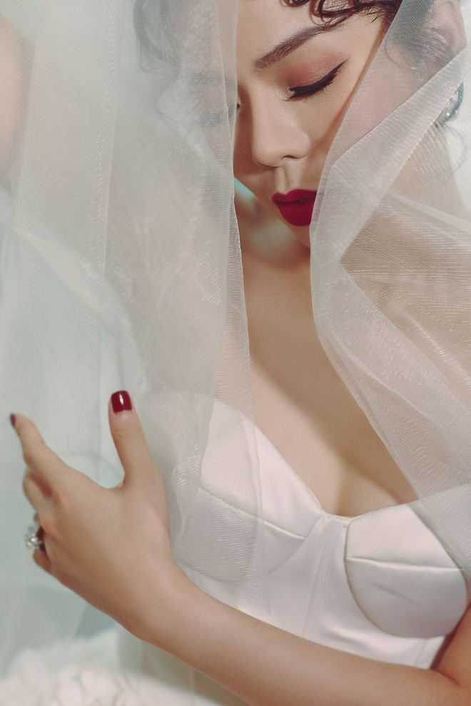 Ca sĩ Lệ Quyên xinh đẹp và sexy trong trang phục váy cưới