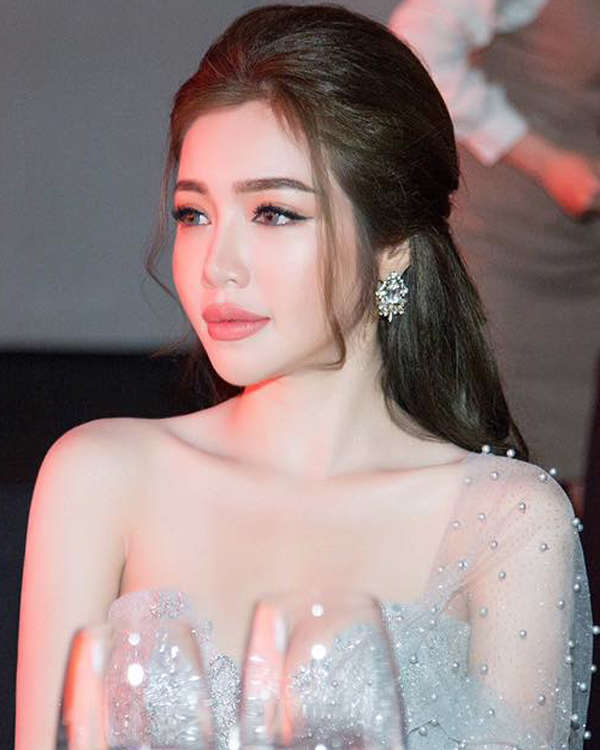 Mỹ nhân Việt chuộng mốt trang điểm môi tều màu cam đất nhất năm 2017