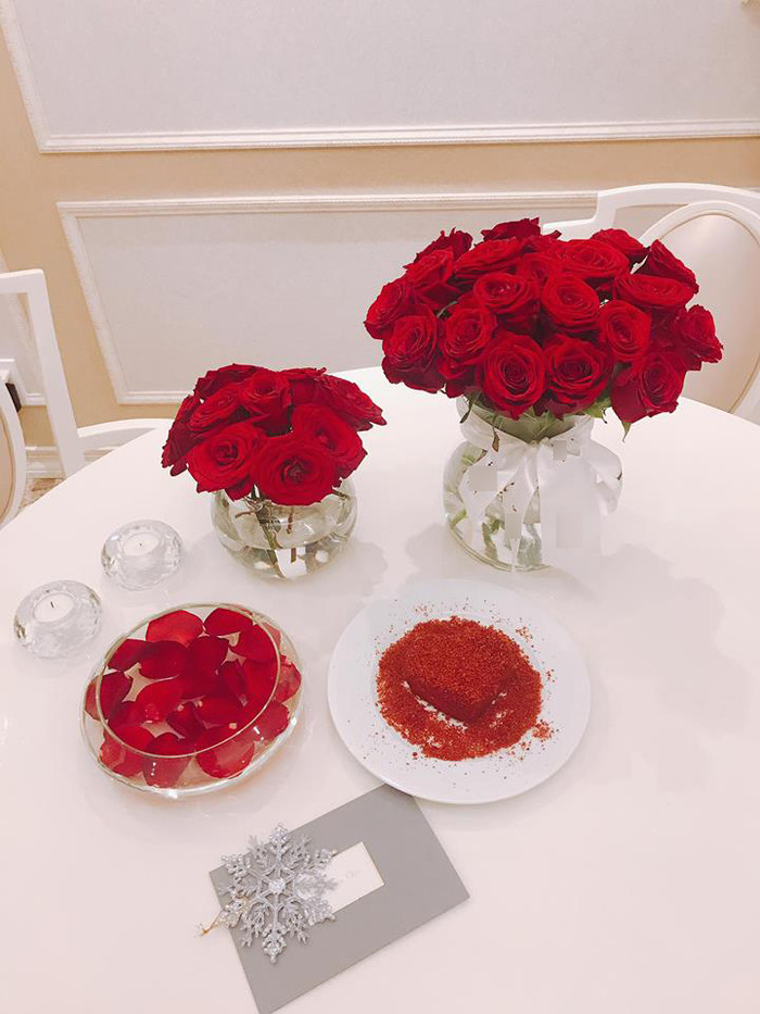 Hoa hậu Phạm Hương tất bật trang trí Giáng sinh cho căn hộ tiền tỉ