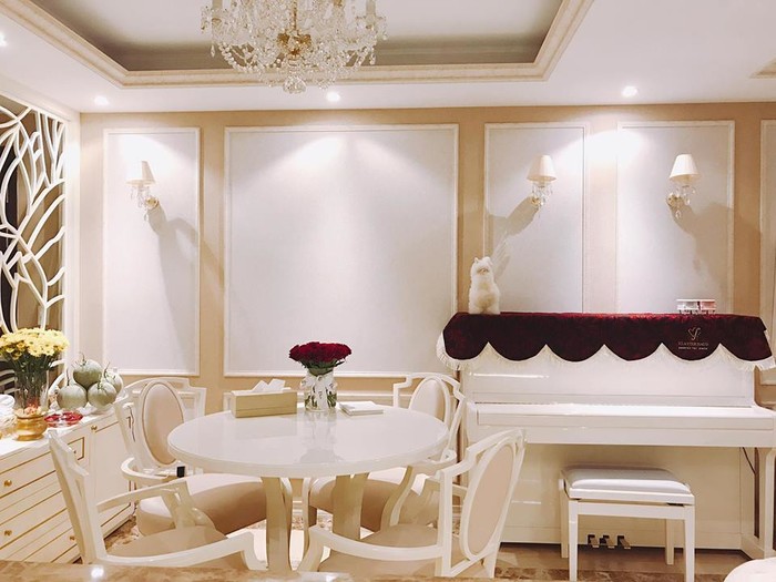 Hoa hậu Phạm Hương tất bật trang trí Giáng sinh cho căn hộ tiền tỉ