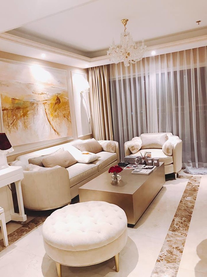 Hoa hậu Phạm Hương tất bật trang trí Giáng sinh cho căn hộ tiền tỉ