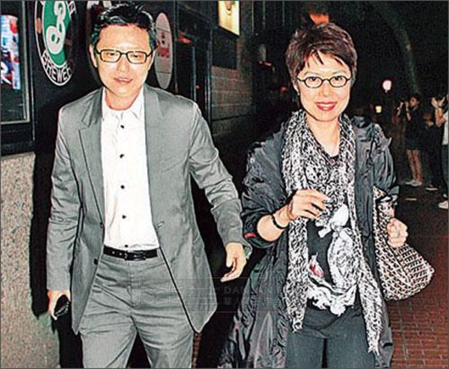 Mỹ nhân nổi tiếng bị chồng bội bạc, về già kết hôn, sống hạnh phúc với đại gia đồng tính