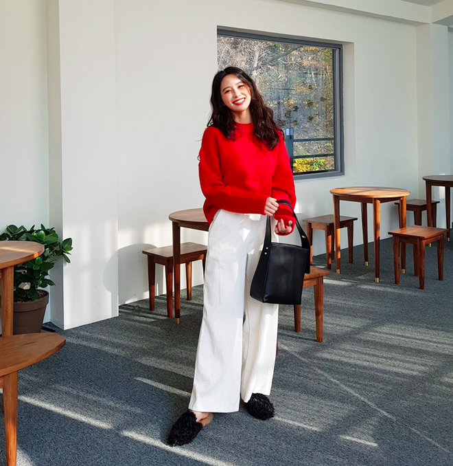 Mùa đông này, đi đến đâu cũng thấy các nàng ủ ấm mình trong những thiết kế quần ống rộng đủ mọi chất liệu Mùa đông này, đi đến đâu cũng thấy các nàng ủ ấm mình trong những thiết kế quần ống rộng đủ mọi chất liệu