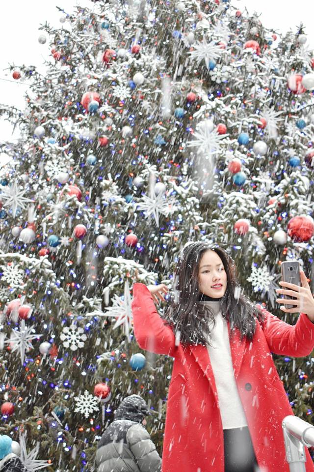 Sao Việt đua nhau diện sắc cam, sắc đỏ từ trong nhà ra ngoài phố chào đón mùa lễ hội