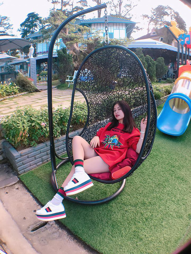 Sao Việt đua nhau diện sắc cam, sắc đỏ từ trong nhà ra ngoài phố chào đón mùa lễ hội