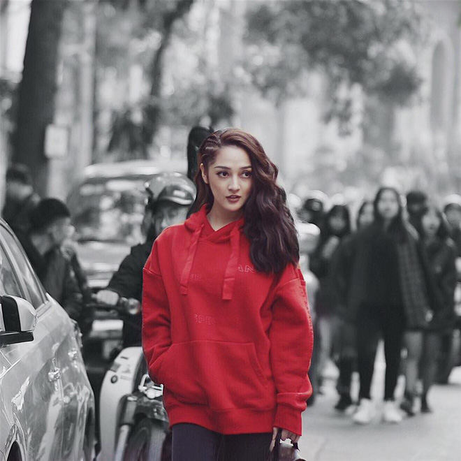 Sao Việt đua nhau diện sắc cam, sắc đỏ từ trong nhà ra ngoài phố chào đón mùa lễ hội