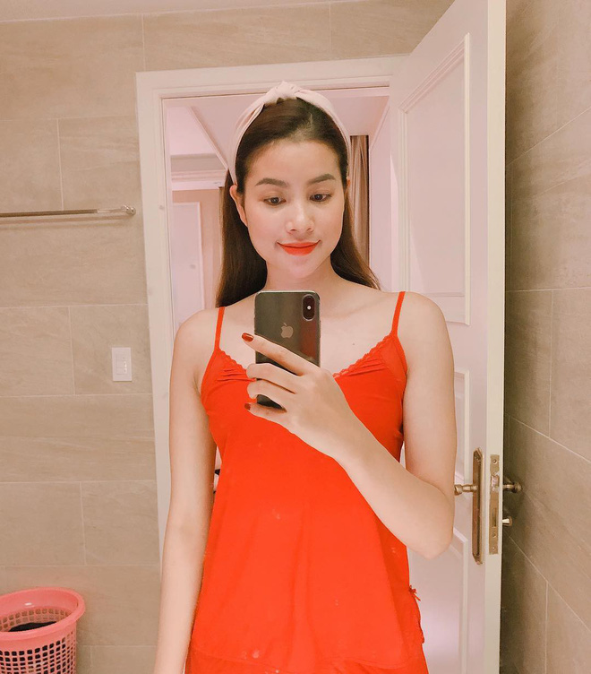 Sao Việt đua nhau diện sắc cam, sắc đỏ từ trong nhà ra ngoài phố chào đón mùa lễ hội