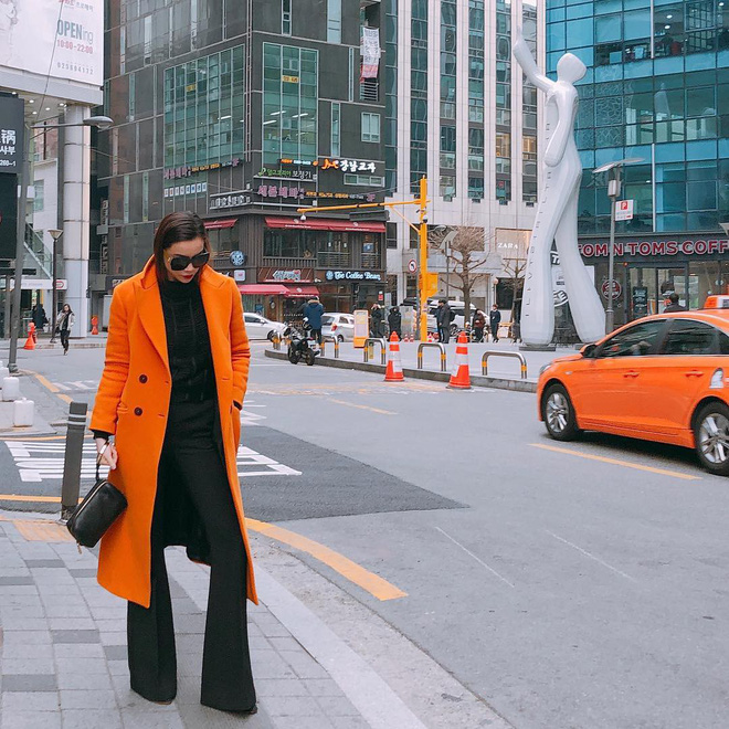 Sao Việt đua nhau diện sắc cam, sắc đỏ từ trong nhà ra ngoài phố chào đón mùa lễ hội