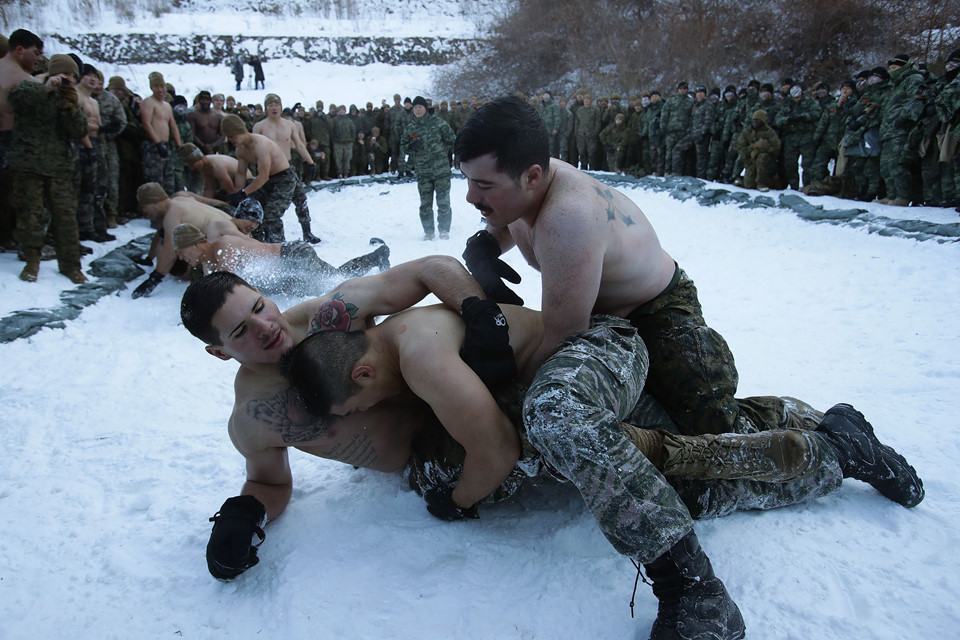 Binh sĩ Mỹ, Hàn cởi trần tập trận giữa trời lạnh âm 20 độ C