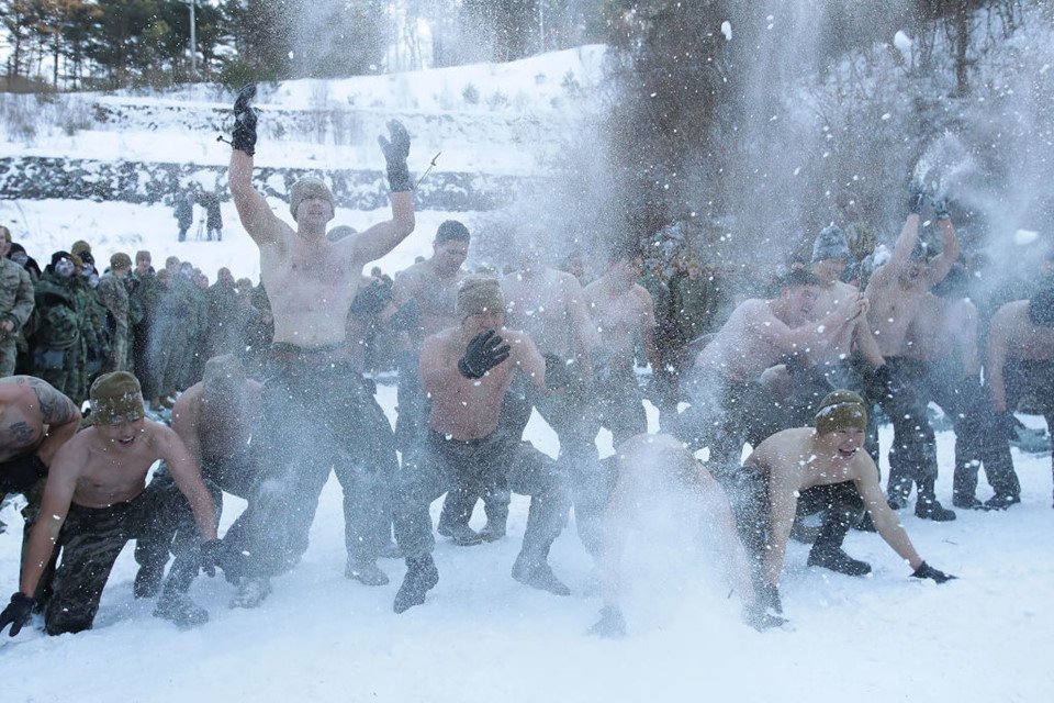 Binh sĩ Mỹ, Hàn cởi trần tập trận giữa trời lạnh âm 20 độ C