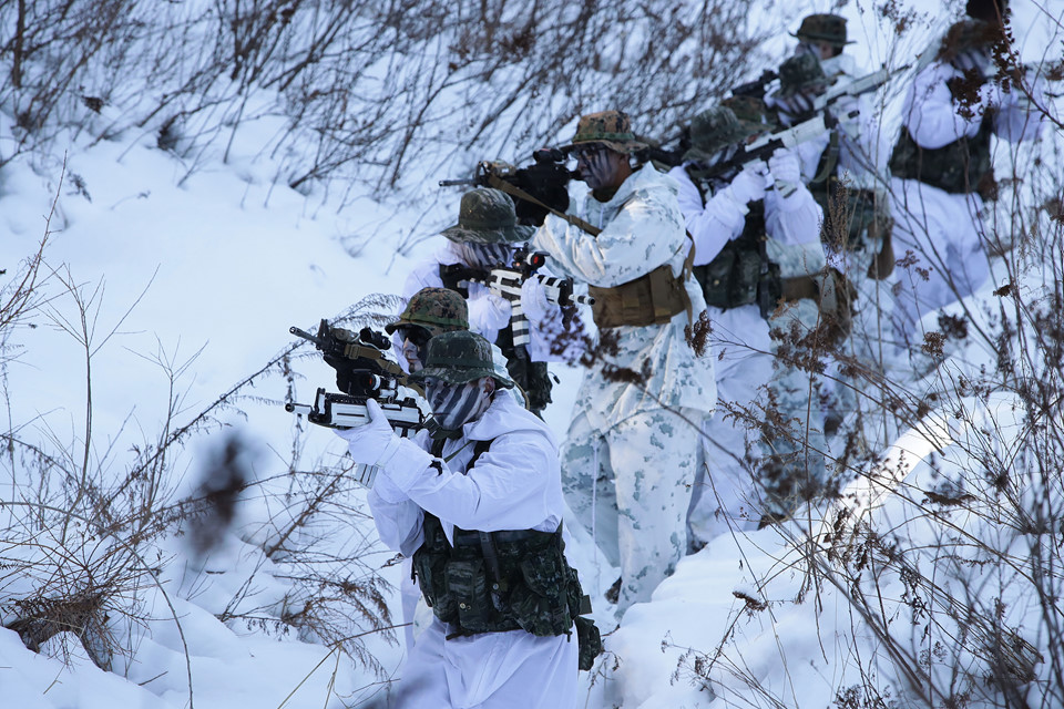 Binh sĩ Mỹ, Hàn cởi trần tập trận giữa trời lạnh âm 20 độ C