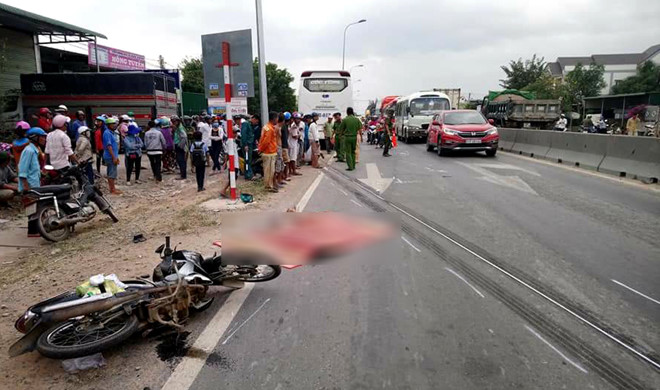 Mẹ con nữ sinh lớp 12 tử vong sau va chạm với xe giường nằm