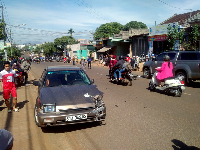 Ô tô điên gây tai nạn liên hoàn, 2 người nhập viện