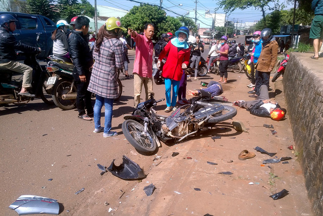 Ô tô điên gây tai nạn liên hoàn, 2 người nhập viện