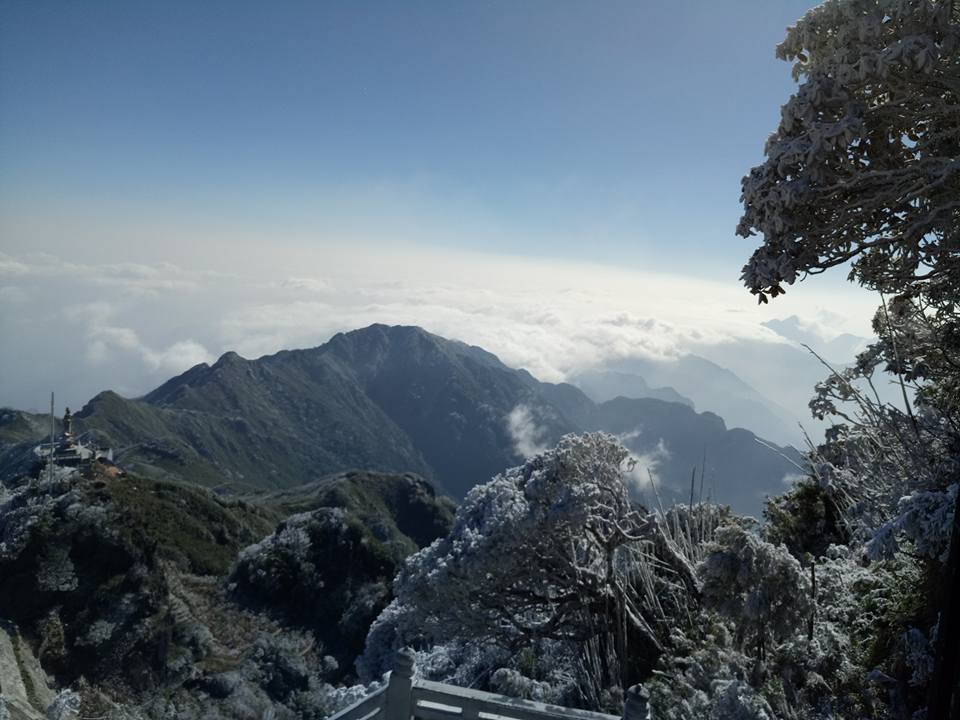 Sau Fansipan, sương muối trắng xóa xuất hiện ở Sa Pa