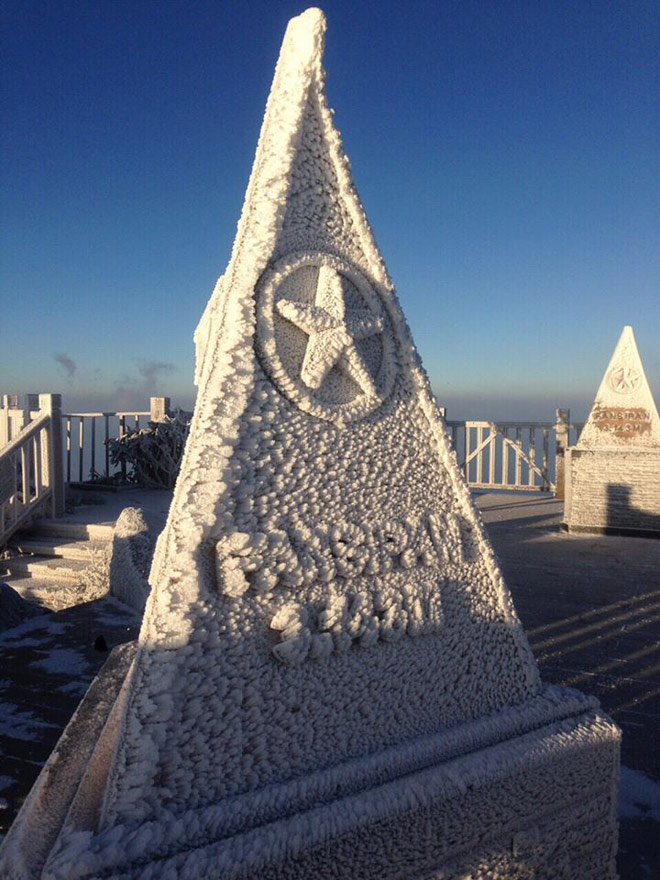 Sau Fansipan, sương muối trắng xóa xuất hiện ở Sa Pa