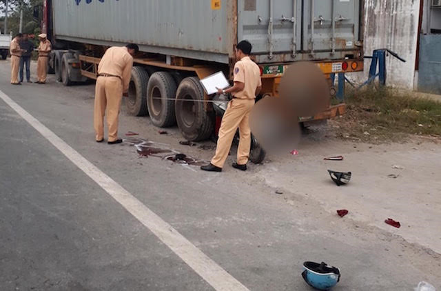 Vợ chết chồng nguy kịch sau cú tông vào đuôi xe đầu kéo đậu ven đường