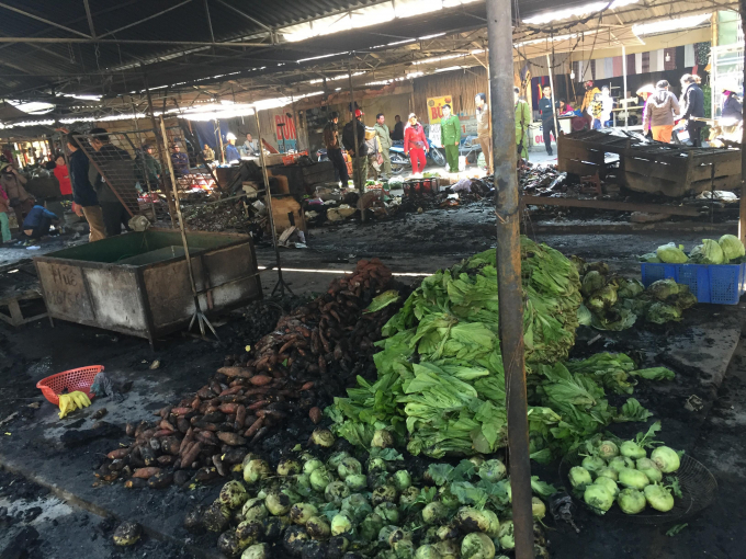 Cháy chợ lúc nửa đêm, hơn 40 ki ốt bị thiêu rụi