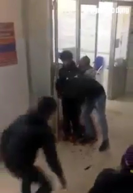 Một người đàn ông bị đâm gục ngay tại phòng cấp cứu