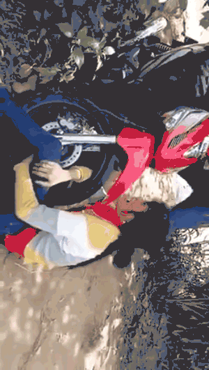 Chồng kẹp cổ, đạp vợ túi bụi giữa đường mặc con gào khóc van xin khi bị bắt quả tang ngoại tình