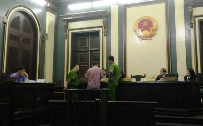 Dìm chết vợ trong thùng nước rồi thản nhiên chở về quê an táng, người chồng đối diện án tử hình