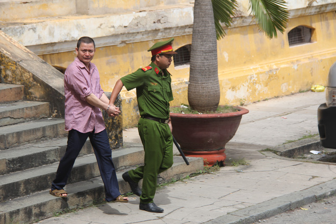 Dìm chết vợ trong thùng nước rồi thản nhiên chở về quê an táng, người chồng đối diện án tử hình