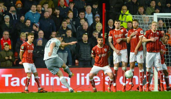 Lập siêu phẩm đá phạt, Ibrahimovic vẫn bị fan MU ném đá, ép ra đi