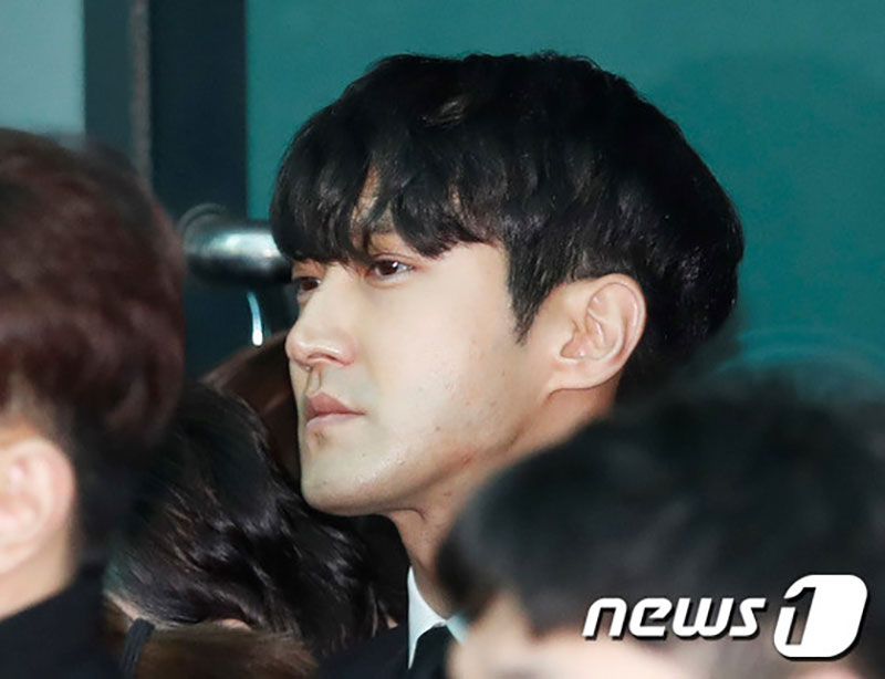 Lễ tang Jong Hyun (SHINee): Chị gái và các sao Kpop khóc cạn nước mắt