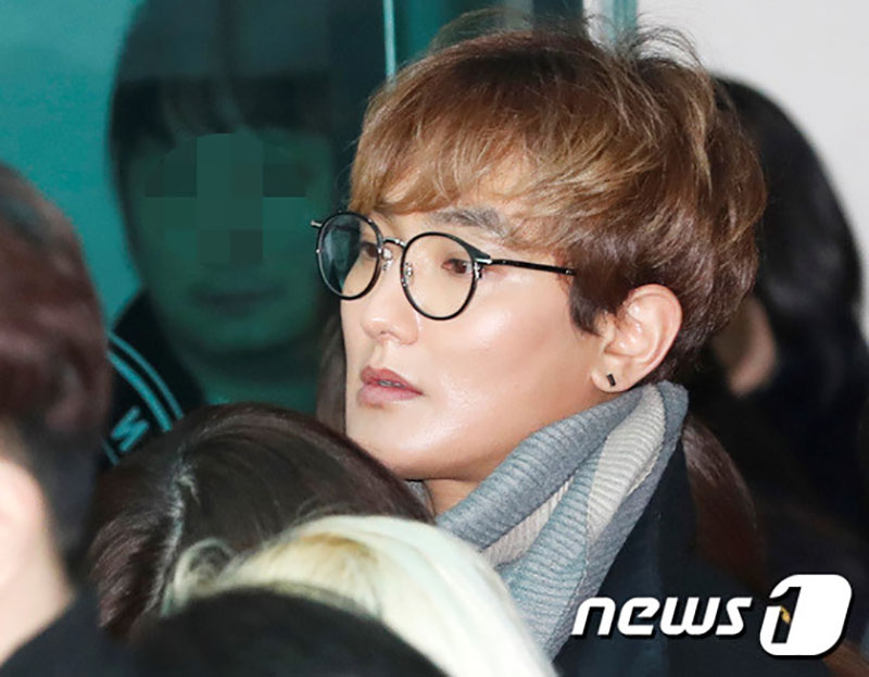 Lễ tang Jong Hyun (SHINee): Chị gái và các sao Kpop khóc cạn nước mắt