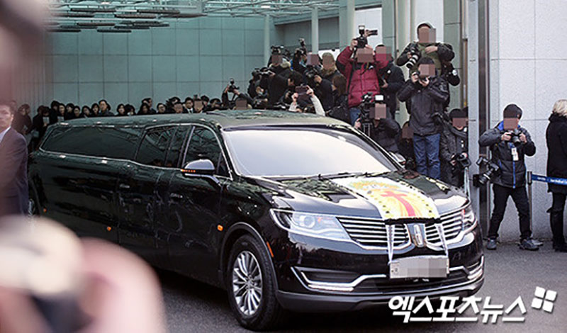 Lễ tang Jong Hyun (SHINee): Chị gái và các sao Kpop khóc cạn nước mắt