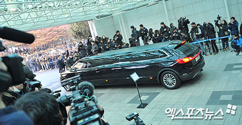 Lễ tang Jong Hyun (SHINee): Chị gái và các sao Kpop khóc cạn nước mắt