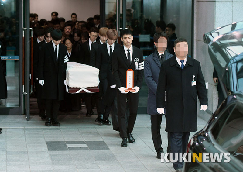 Lễ tang Jong Hyun (SHINee): Chị gái và các sao Kpop khóc cạn nước mắt