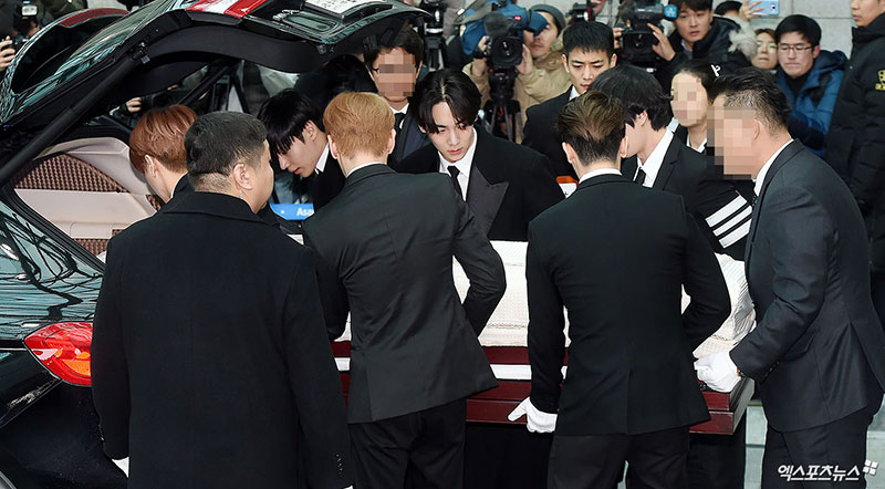 Lễ tang Jong Hyun (SHINee): Chị gái và các sao Kpop khóc cạn nước mắt