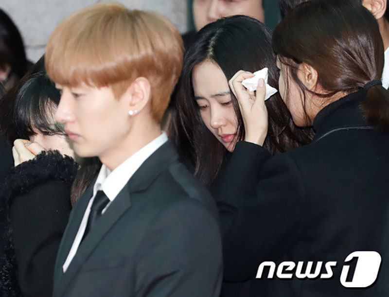 Lễ tang Jong Hyun (SHINee): Chị gái và các sao Kpop khóc cạn nước mắt