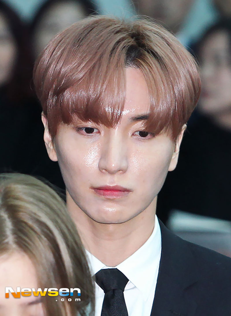 Lễ tang Jong Hyun (SHINee): Chị gái và các sao Kpop khóc cạn nước mắt