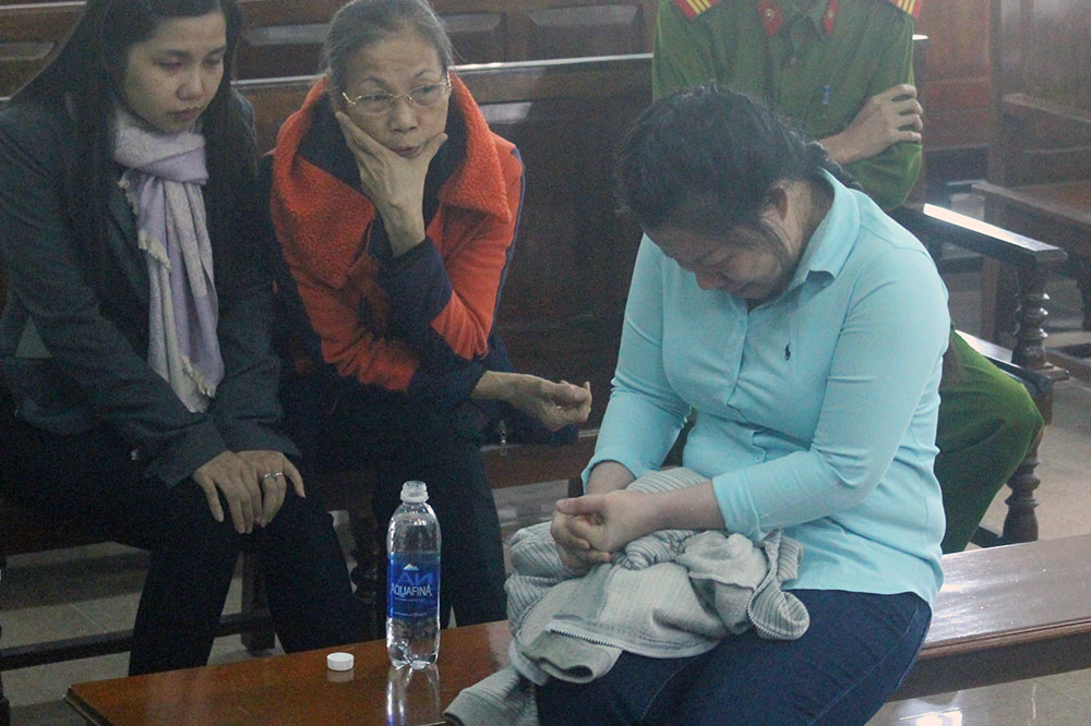 Tham ô tiền tỉ đi sửa sắc đẹp, nữ kế toán trưởng nức nở tại toà