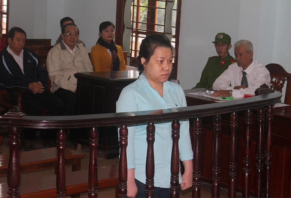 Tham ô tiền tỉ đi sửa sắc đẹp, nữ kế toán trưởng nức nở tại toà