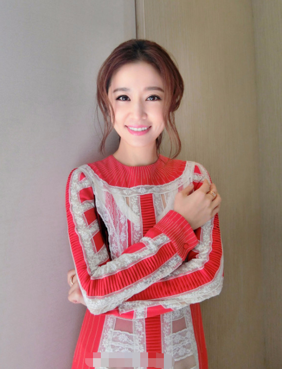 Chồng ghen tuông khi Lâm Tâm Như hôn trai trẻ