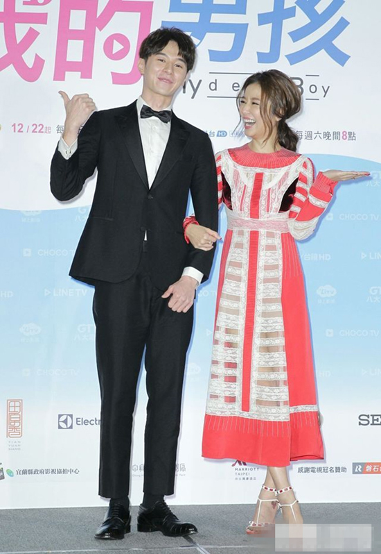 Chồng ghen tuông khi Lâm Tâm Như hôn trai trẻ