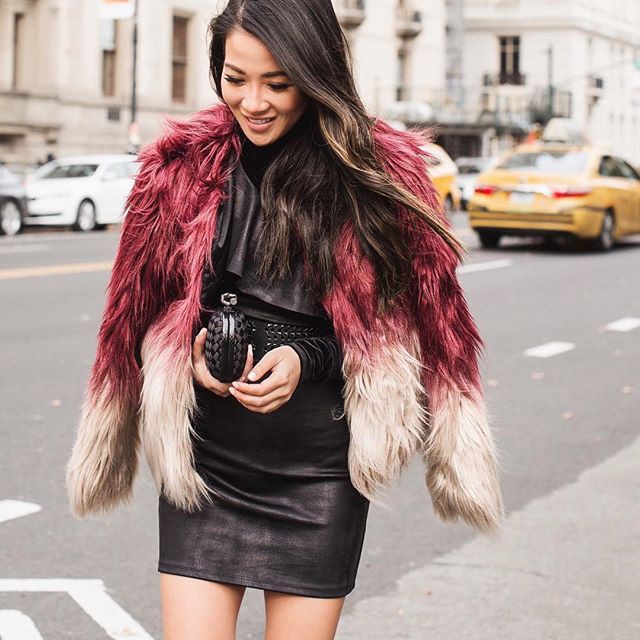 Street style của các quý cô châu Á cũng bắt đầu ngập tràn những gam màu mùa lễ hội