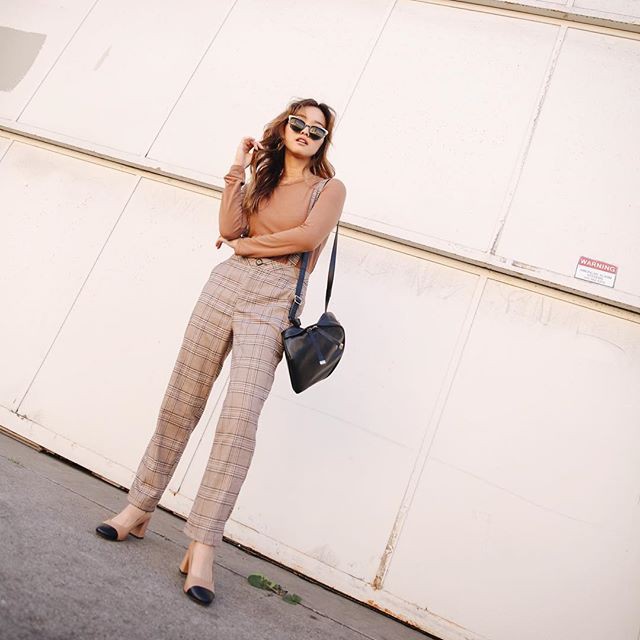 Street style của các quý cô châu Á cũng bắt đầu ngập tràn những gam màu mùa lễ hội