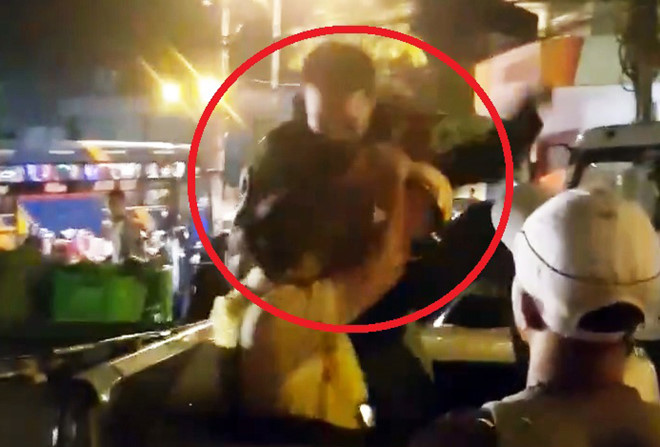 Bắt tài xế đánh cảnh sát giao thông khi xe tải bị lật